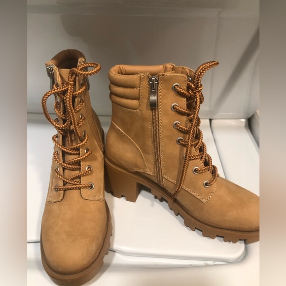Madden Shoes - Women’s Lace-Up Chunky Heel Boots in Tan
